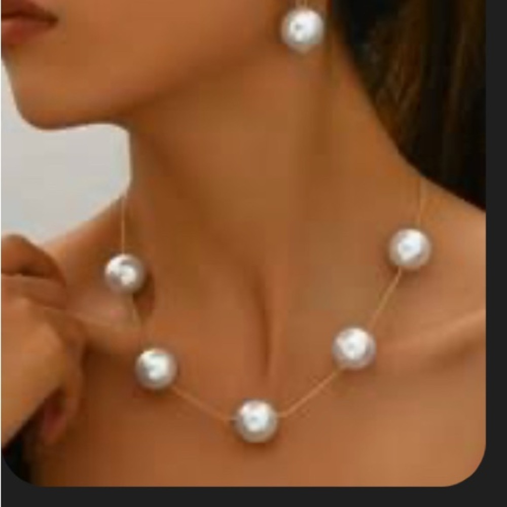 Elegant floating extra large Pearl necklace